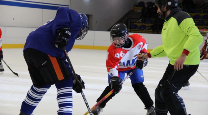 Eishockeynachwuchs misst sich mit Breitensportlern
